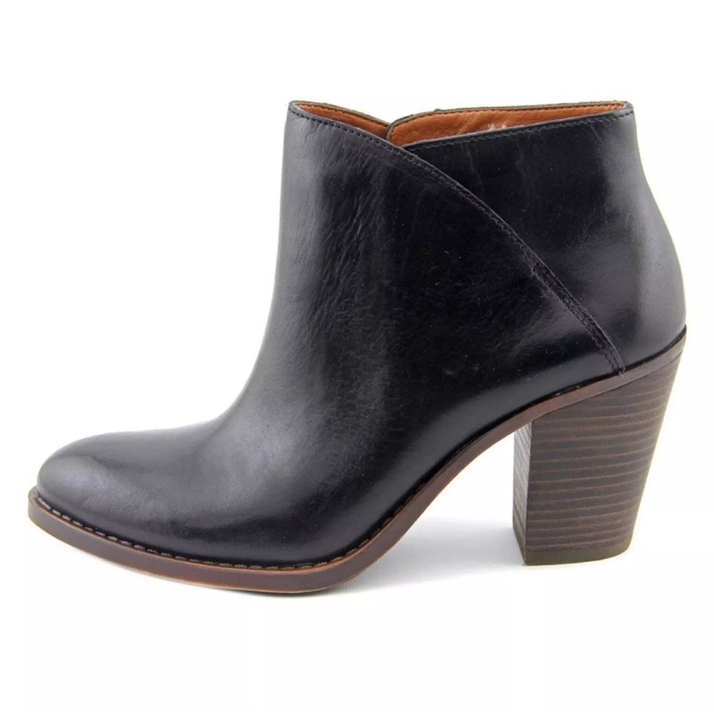 NEW in box black  Leather Ankle Bootie Lucky Brand size 7
